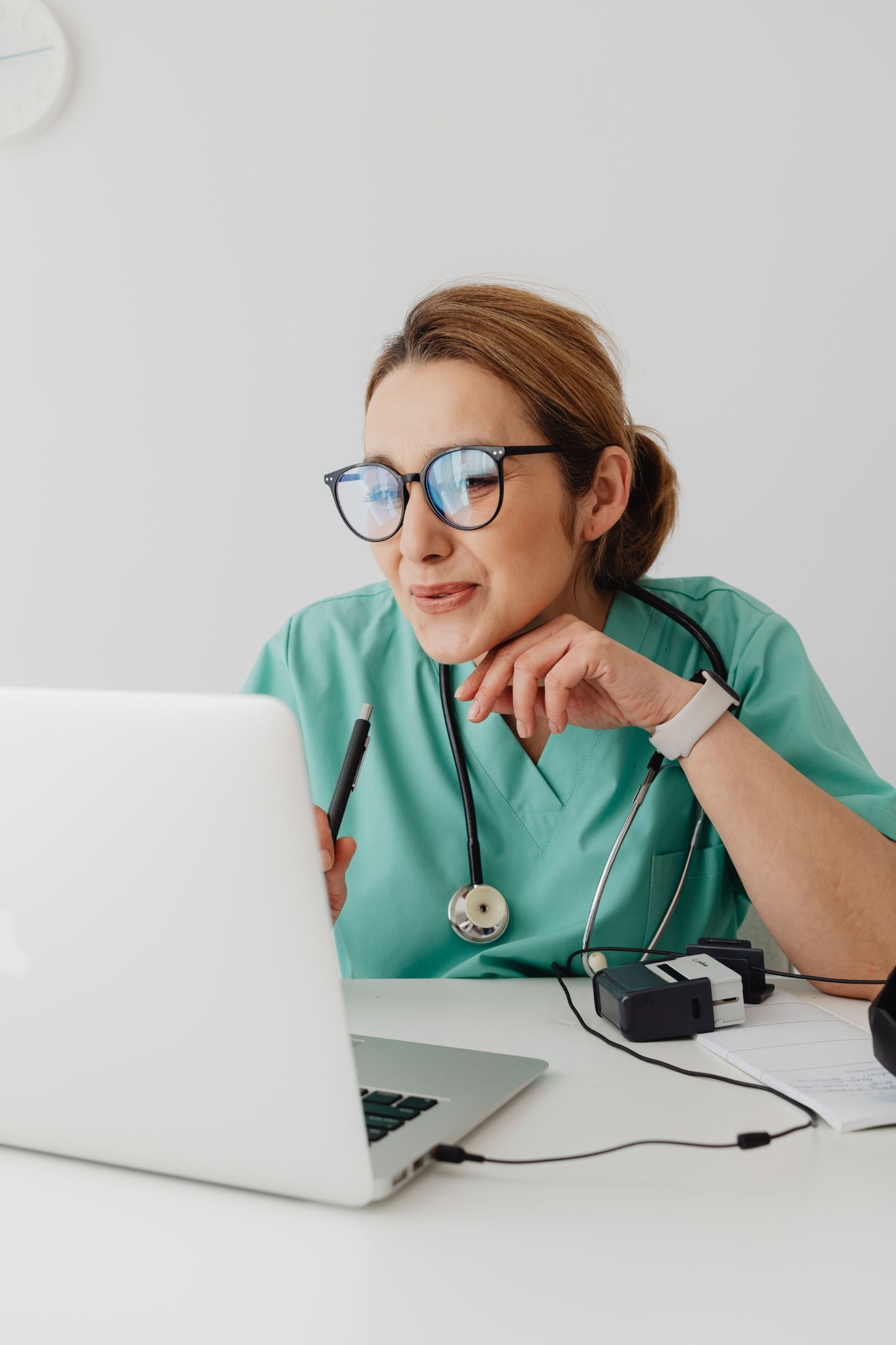 Médica especialista atendiendo desde su computadora