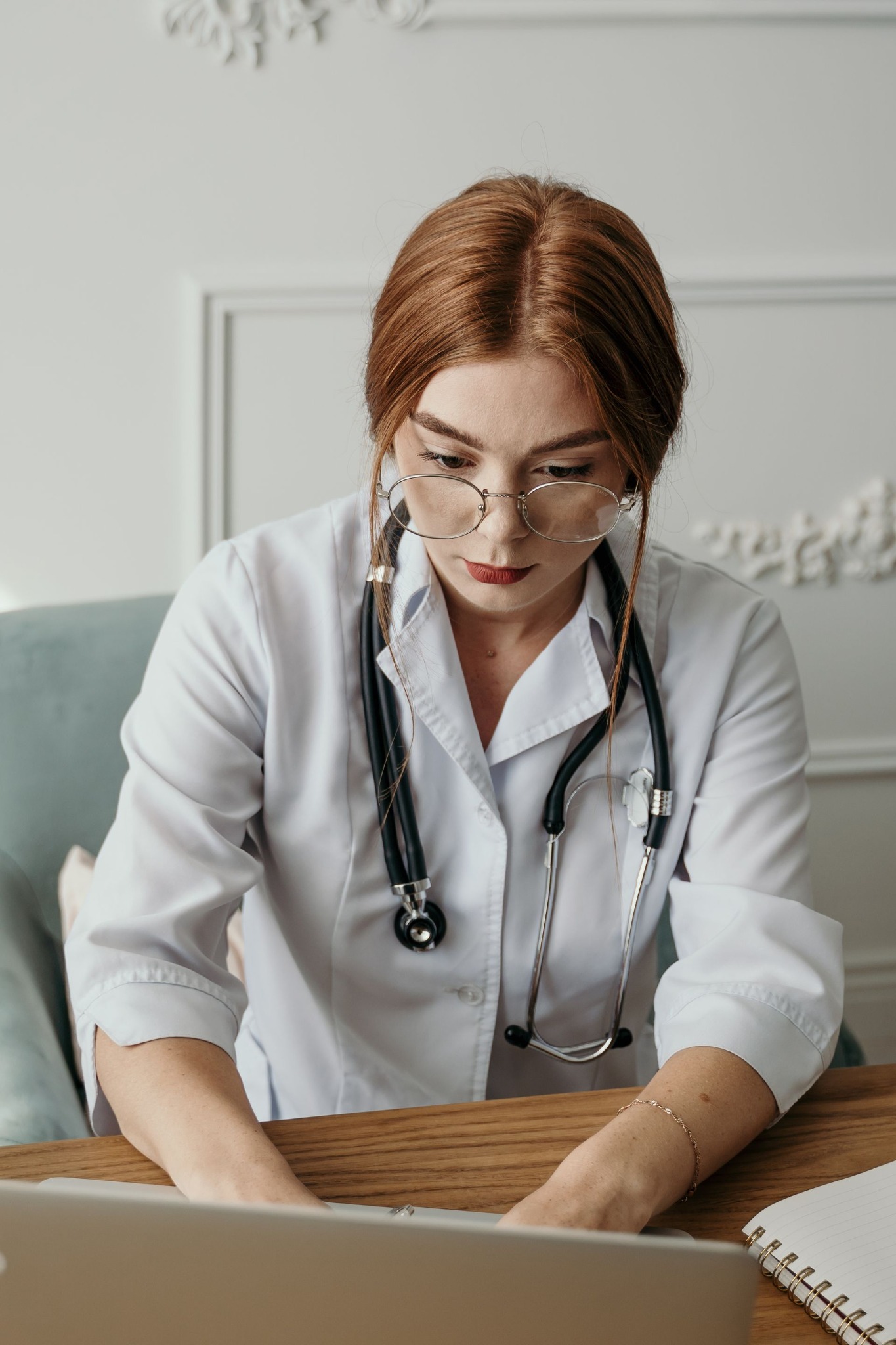 Médica especialista organizando su consulta