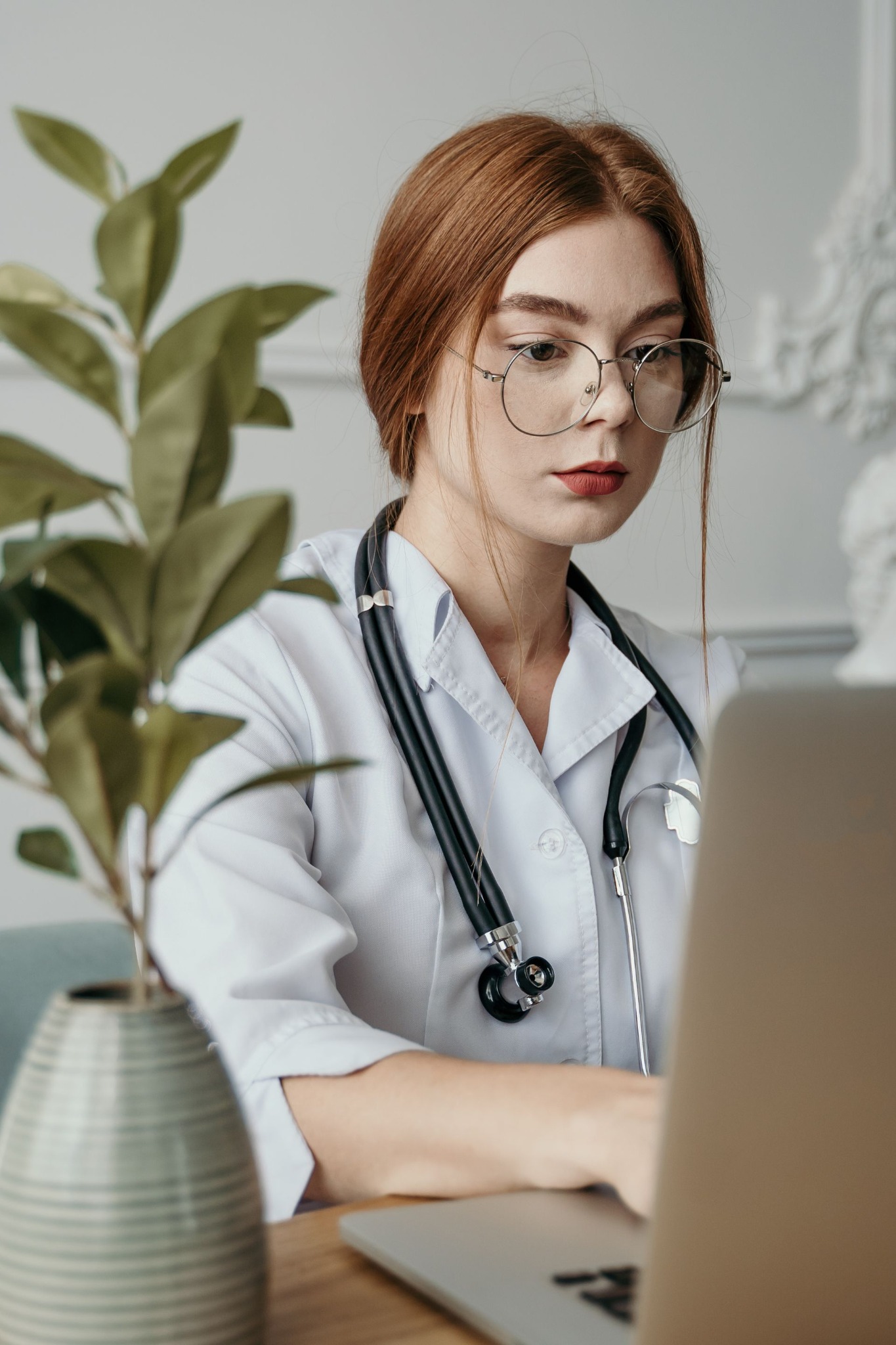 Especialista usando Leads&Health en su consultorio